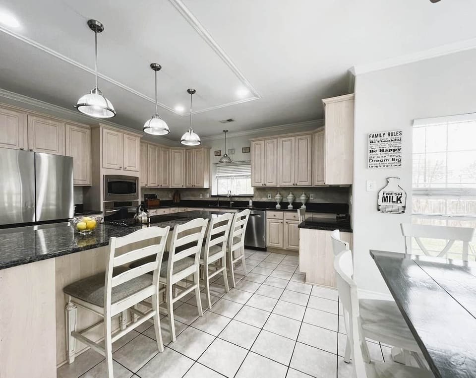 KITCHEN AND DINING 

• Spacious layout
• Filtered water (sink + fridge)
• Wine glasses & drinkware
• Pool-safe outdoor cups