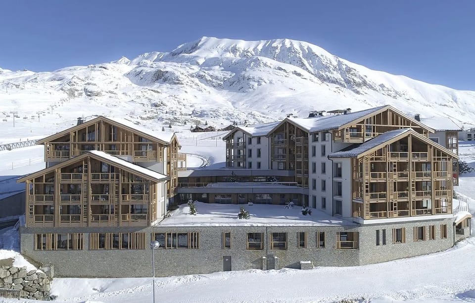 Set against the peaks above Alpe d'Huez, with a fitness room and massage area to unwind in after skiing