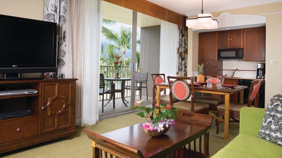 Bright tropical condo with lanai dining and palm-view indoor-outdoor living