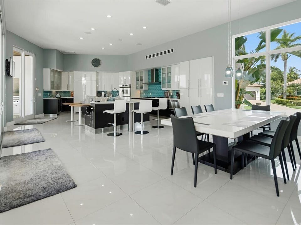 Dining Area & Kitchen