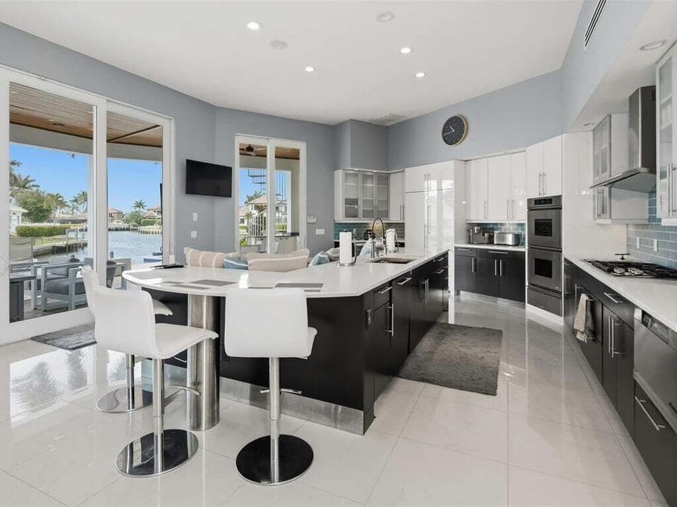 Kitchen & Breakfast Bar