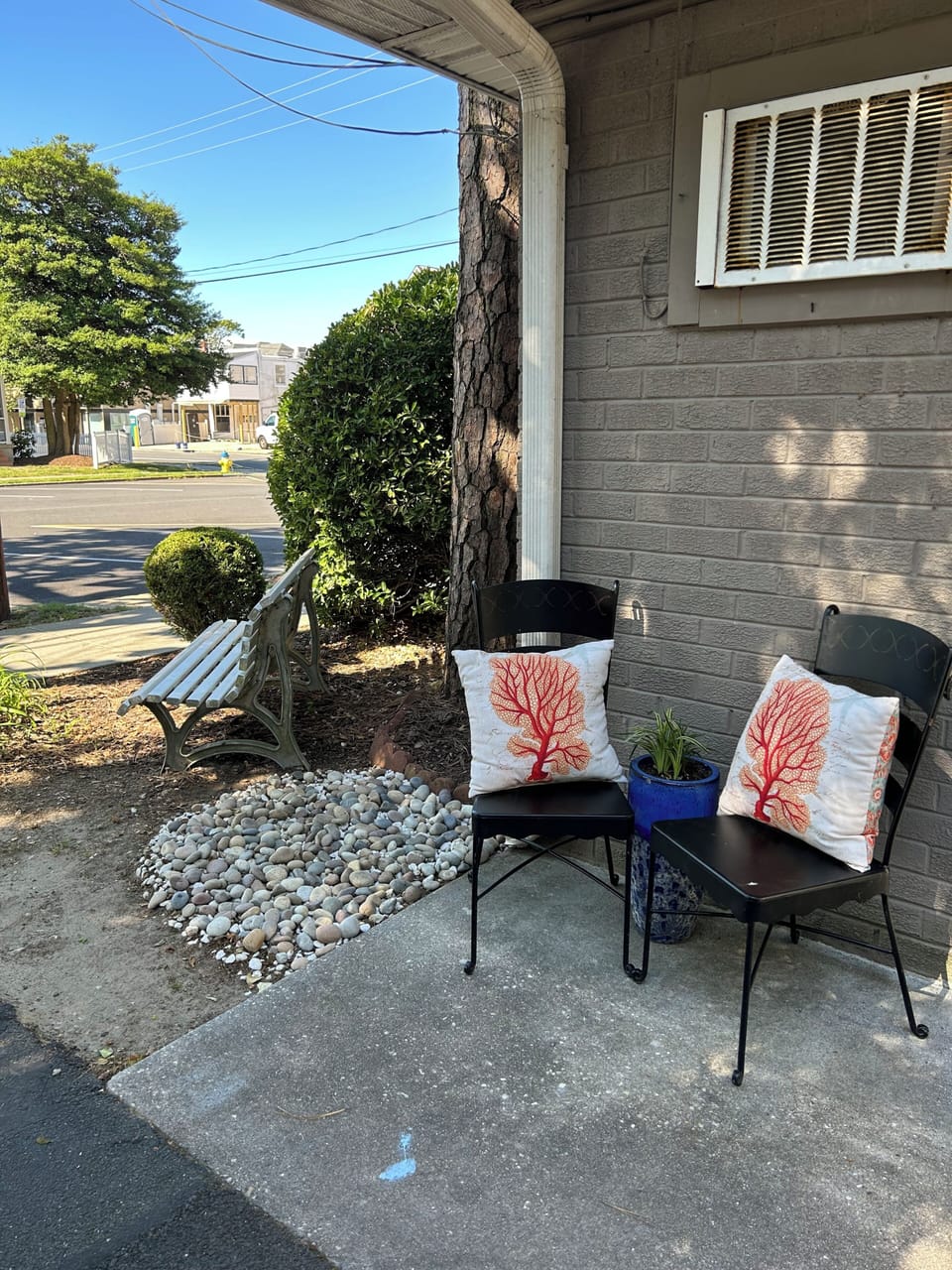 Small outdoor space , for morning coffee or afternoon drinks !