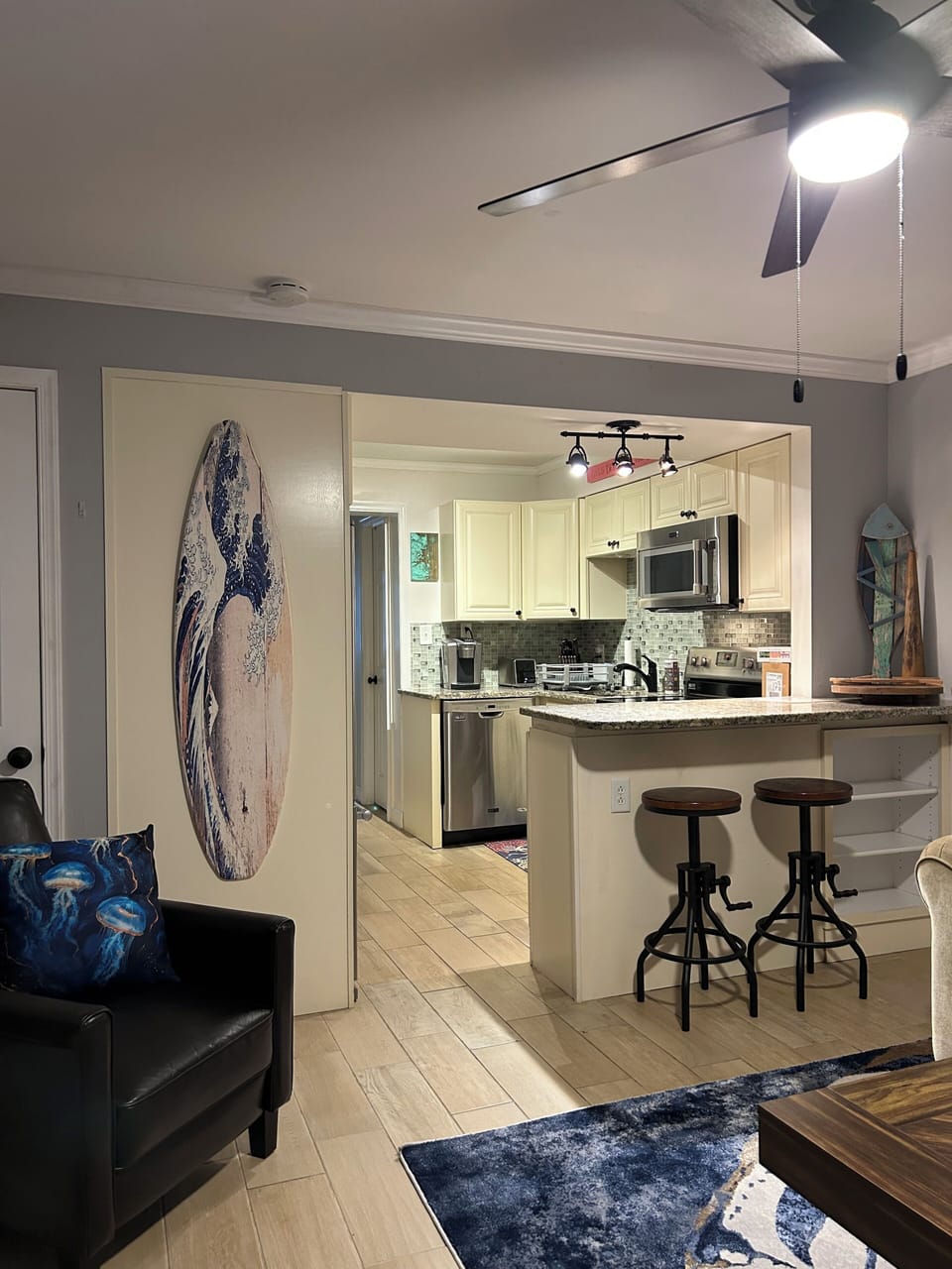 Full kitchen with breakfast bar.