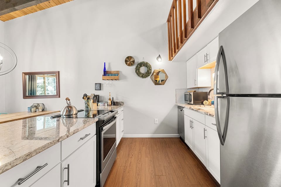 Modern Kitchen | Kitchen Island | Electric Stove
