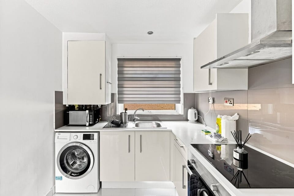 Newly fitted kitchen withe everything you need to prepare a home cooked meal.