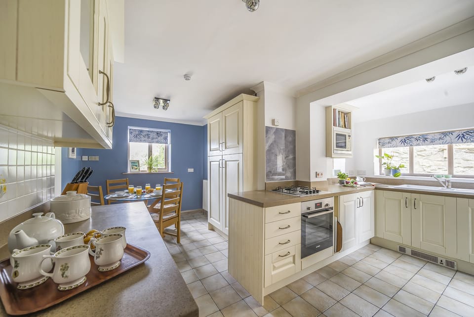 Grove Lodge, Osmington: The kitchen has a useful breakfast area