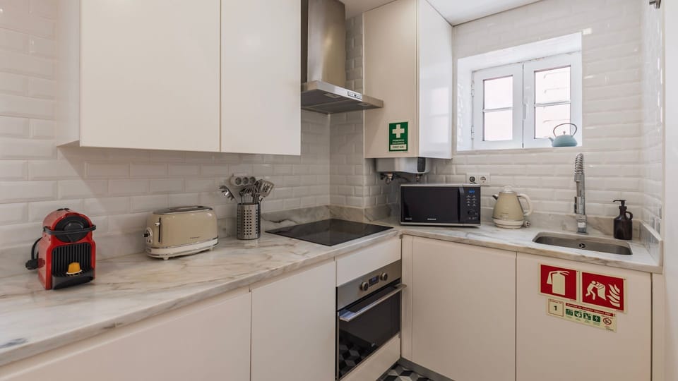 This fully equipped kitchen has everything you need to prepare breakfast before sightseeing or enjoy a relaxed dinner after discovering Lisbon's vibrant food scene.
#FullyEquippedKitchen #LisbonLife #HolidayRental #LovelyStay #Portugal #PT #Lisbon