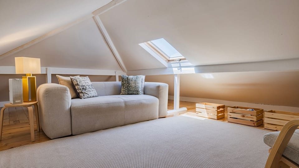 A cosy mezzanine lounge tucked beneath the roof, offering the perfect reading corner, a relaxation space, or an extra area to unwind.
#LoftLiving #Mezzanine #CosyCorner #UniqueStay #LisbonHomes #LovelyStay