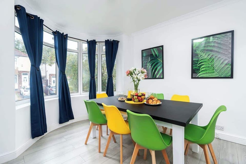 Modern Dining with Warm Ambiance