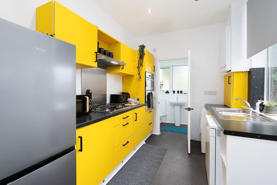 Fully equipped yellow kitchen with everything you need for long stays – cook, dine, and relax in style after a busy day on site.