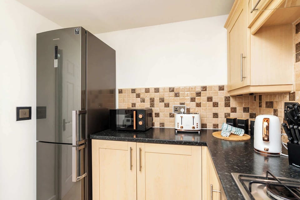 Clean, well-organised kitchen with modern appliances, generous worktop space, and everything needed for easy, everyday meals.