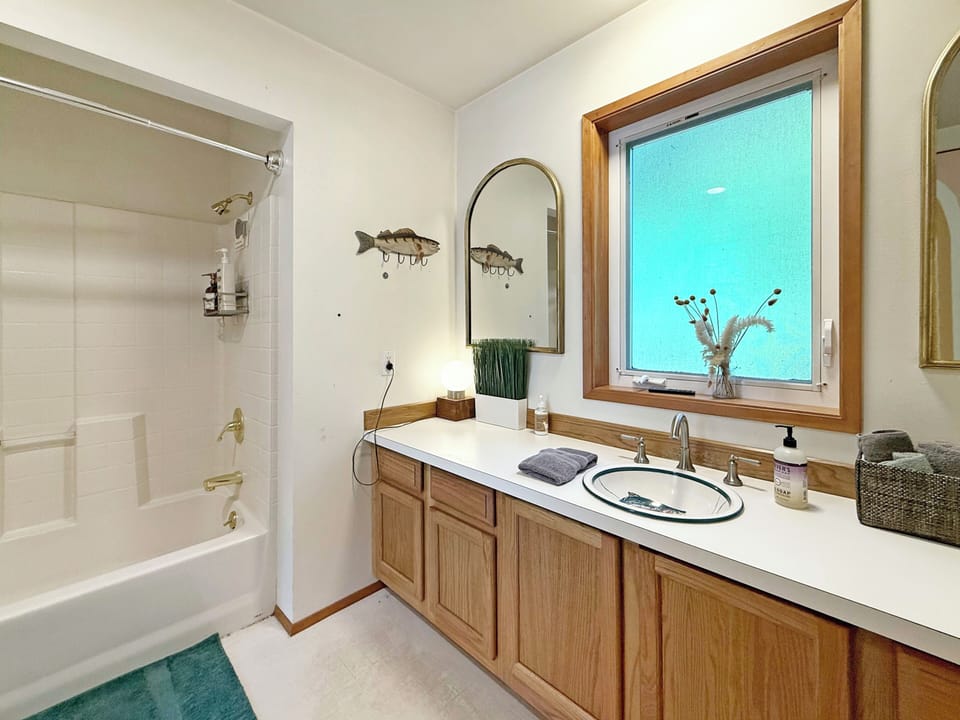 Lower-level large bathroom - great water pressure!