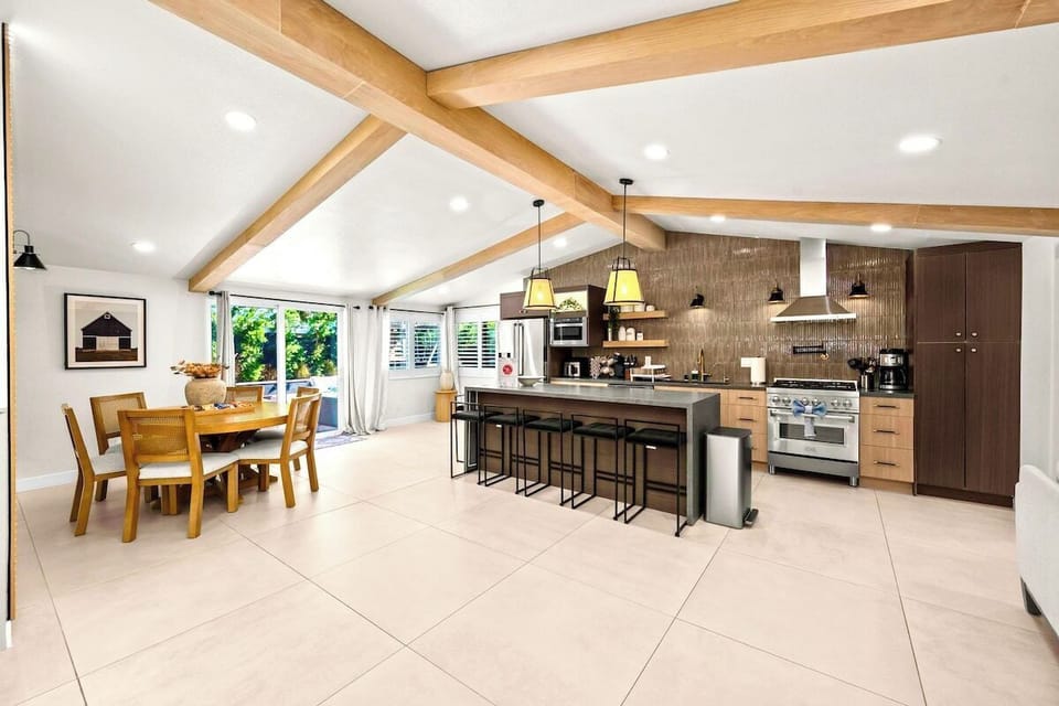 Open-concept kitchen and dining space, fully equipped with everything you need for home cooking, including a complete range of appliances and utensils.