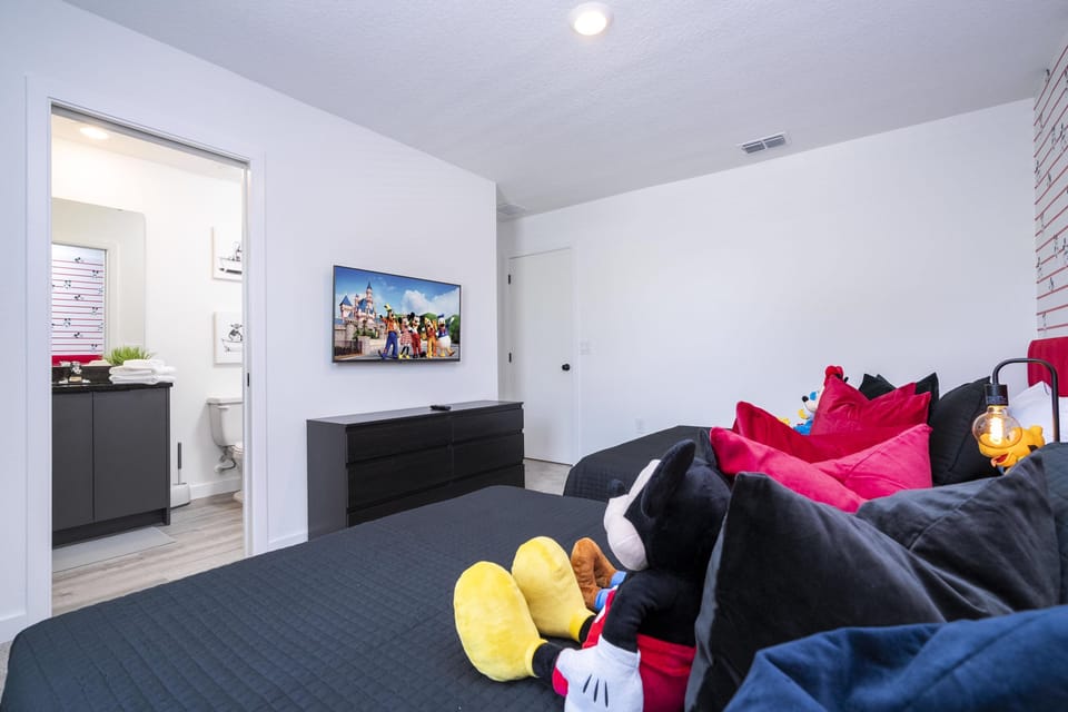 En-suite w/ 2 full beds and TV