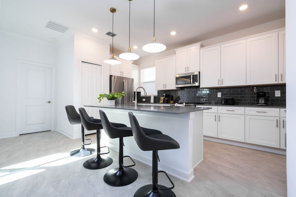 Island Kitchen w/ Bar Stools
