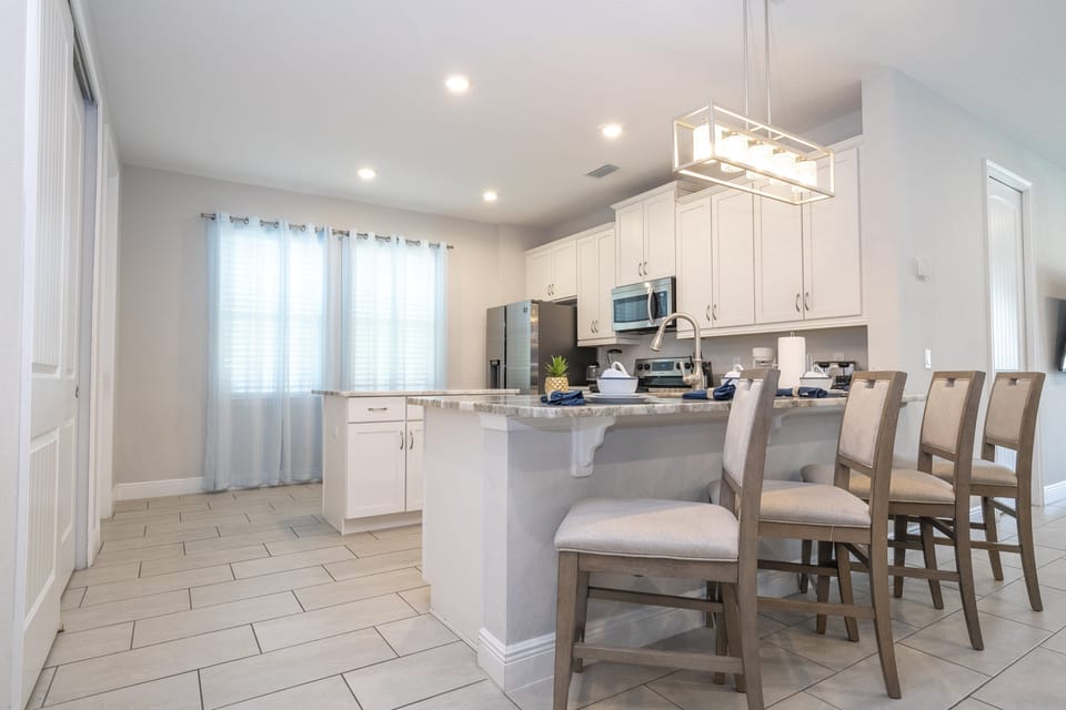 Kitchen breakfast bar