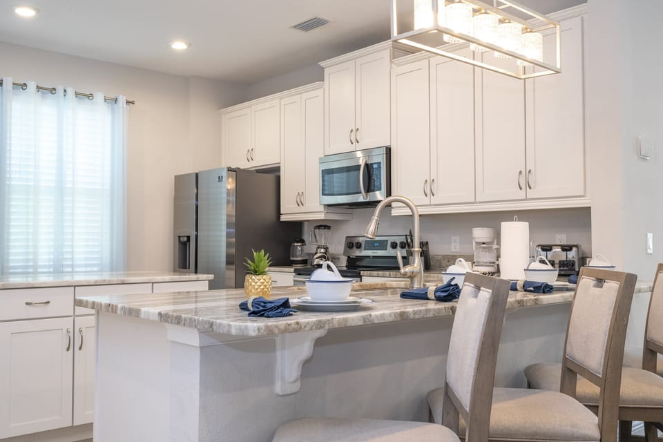 Kitchen breakfast bar