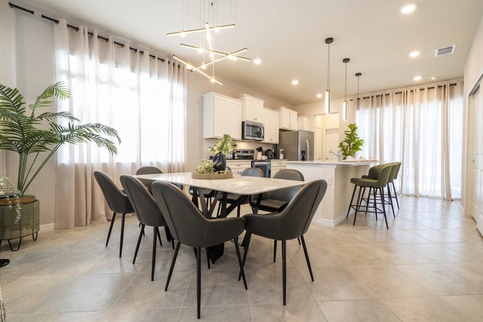 Dining for 8 people + 4 seatings at the kitchen breakfast bar