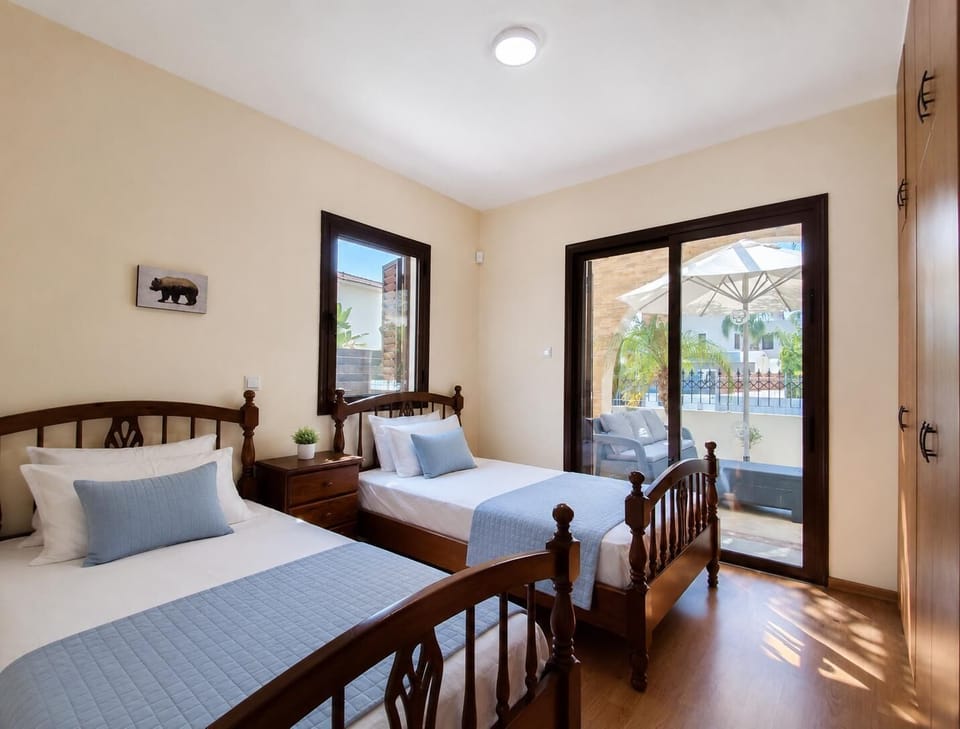 Twin beds
Ground floor
Access to patio door