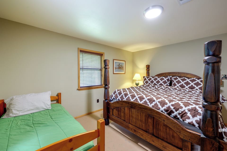 Bedroom 1 | King Bed | Twin Bed