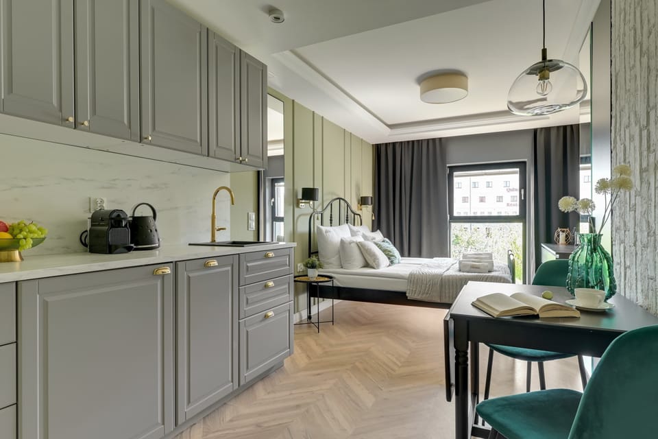 Przestrzeń apartamentu łączy funkcję sypialni, części wypoczynkowej i jadalnianej. Znajduje się w niej wygodne łóżko małżeńskie z hotelową pościelą i kompletem poduszek, telewizor Smart TV z dostępem do kanałów kablowych oraz szafa.