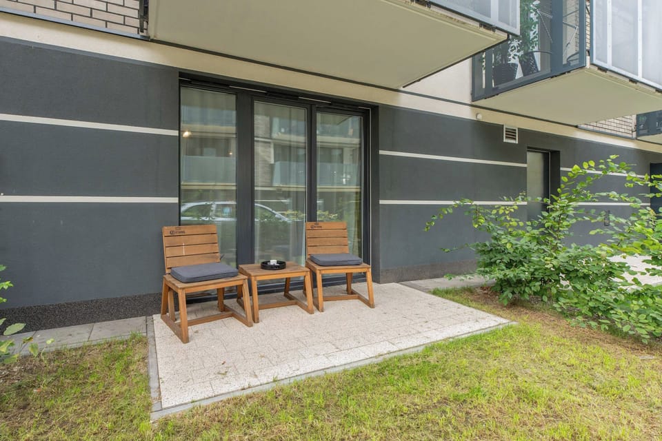 Dużym atutem apartamentu jest bezpośrednie wyjście na taras z ogródkiem. Przestrzeń została wyposażona w meble ogrodowe, dzięki czemu goście mogą komfortowo odpocząć na świeżym powietrzu.