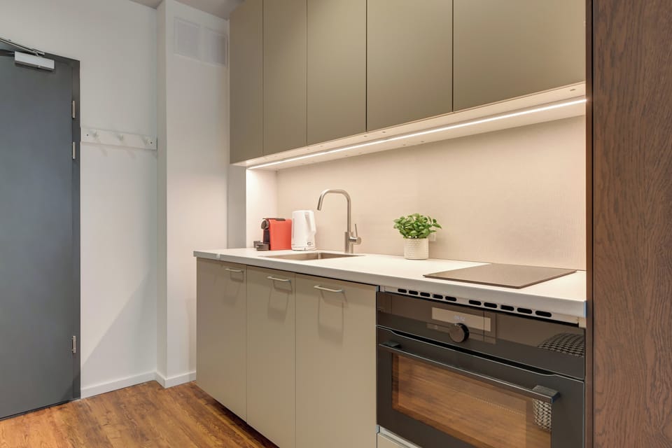 Apartament posiada w pełni wyposażony aneks kuchenny, który umożliwia wygodne przygotowywanie posiłków. Do dyspozycji gości jest lodówka, płyta indukcyjna, czajnik, ekspres do kawy, piekarnik oraz zmywarka.