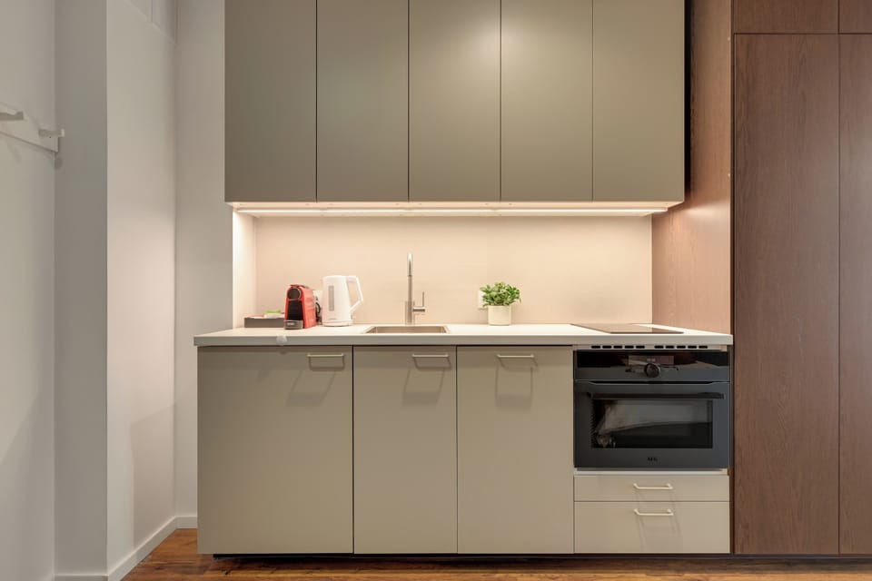 Apartament posiada w pełni wyposażony aneks kuchenny, który umożliwia wygodne przygotowywanie posiłków. Do dyspozycji gości jest lodówka, płyta indukcyjna, czajnik, ekspres do kawy, piekarnik oraz zmywarka.