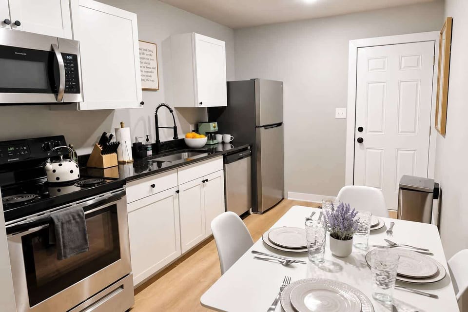 Unit A - eat-in kitchen with full appliances