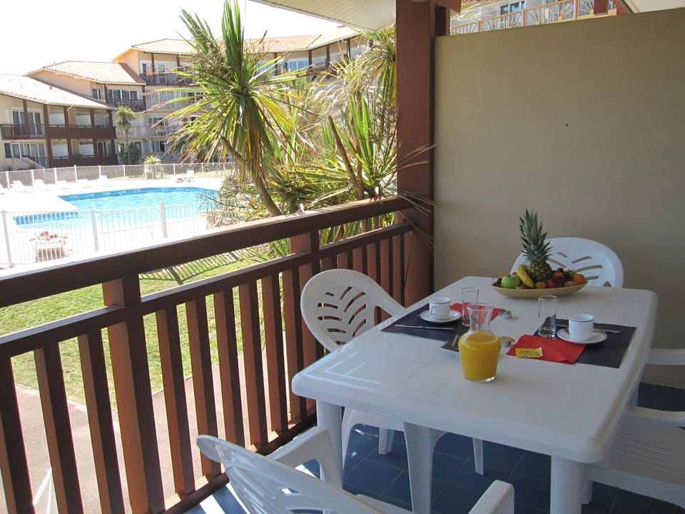 With the lake beach just steps away, this terrace makes an easy spot for coffee and fresh fruit each morning.