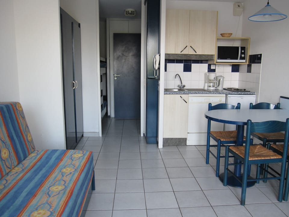 Between pool days and rides along the Landes' cycling paths, settle into the living area with the TV within reach.