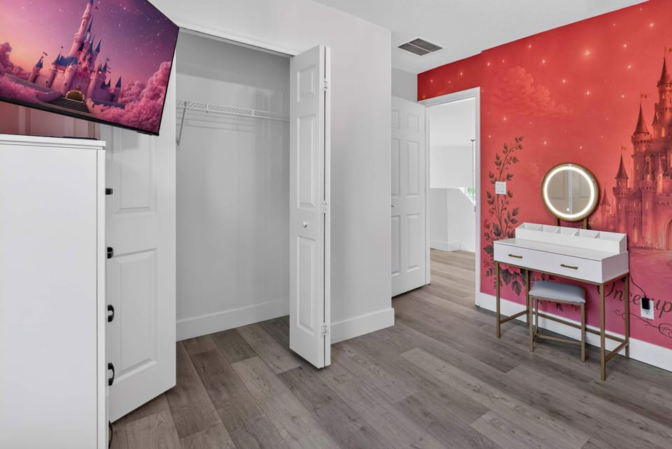 👑 Bedroom 2 – Disney Princess Room

- Twin-over-Twin Bunk Bed
- Smart TV
- Beautiful Disney Princess-inspired décor

A magical space every young prince or princess will love.