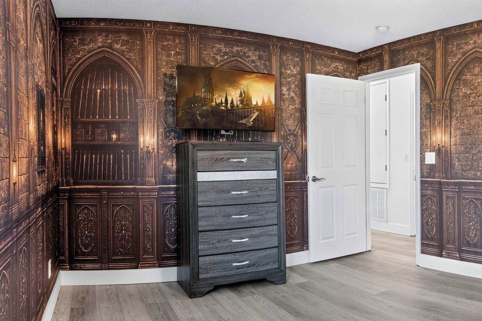 ⚡ Bedroom 3 – Harry Potter Castle Room

- Twin-over-Twin Bunk Bed
- Smart TV
- Harry Potter-inspired wallpaper

Perfect for young witches and wizards.