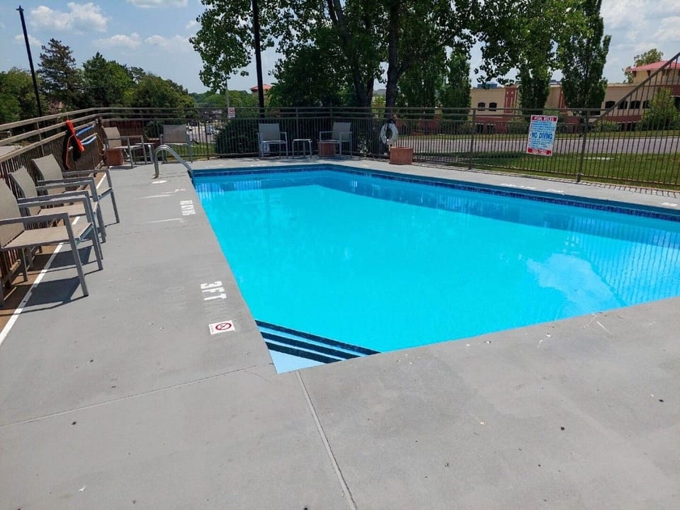 Seasonal outdoor pool (Open from May-September)