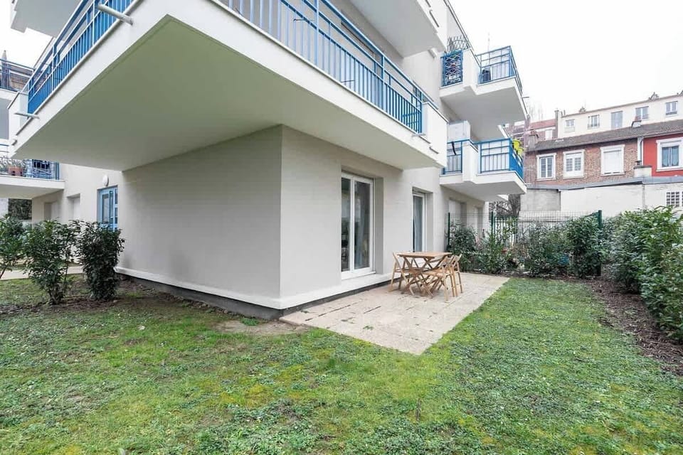 Terrasse + petit jardin