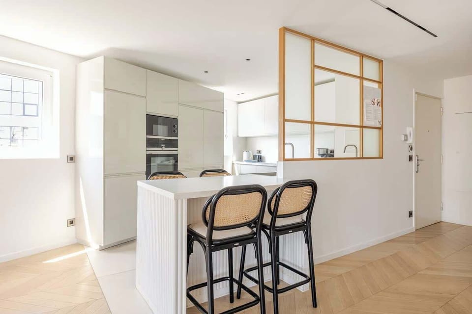 Tout le confort d’une cuisine moderne. Des plans de travail spacieux, un four encastré, une plaque à induction et un micro-ondes vous offrent tout ce qu’il faut pour cuisiner facilement.