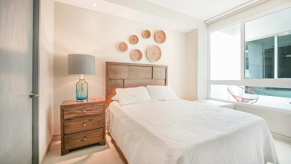 MB with A/C, TV, Clthing Storage and Ensuite Bathroom