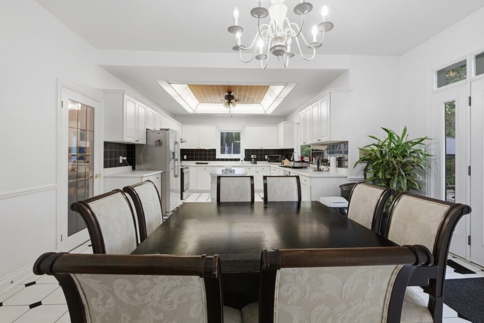 Kitchen & Breakfast Area