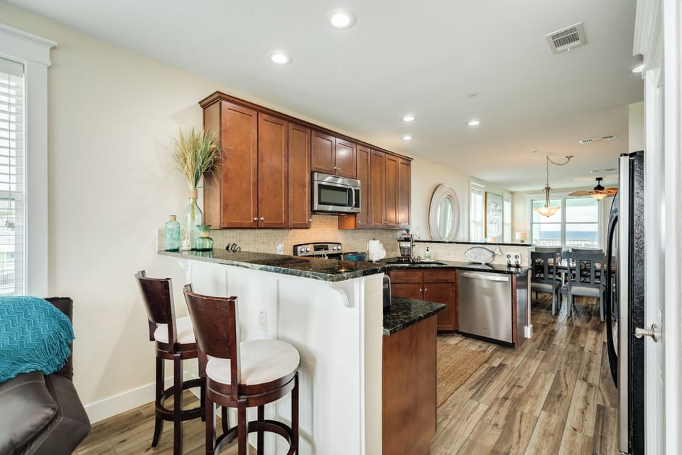 Breakfast bar seating for 4 total, 2 chairs on each side