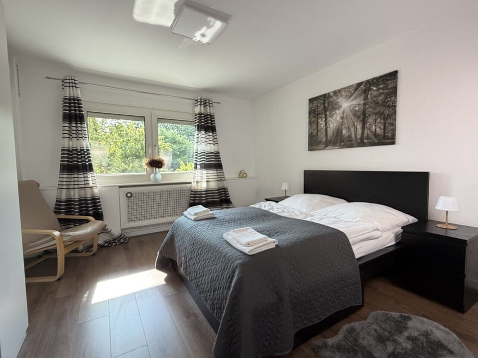 Doppelbett 160 × 200 cm mit eigener Klimaanlage — auch im Hochsommer angenehm schlafen.