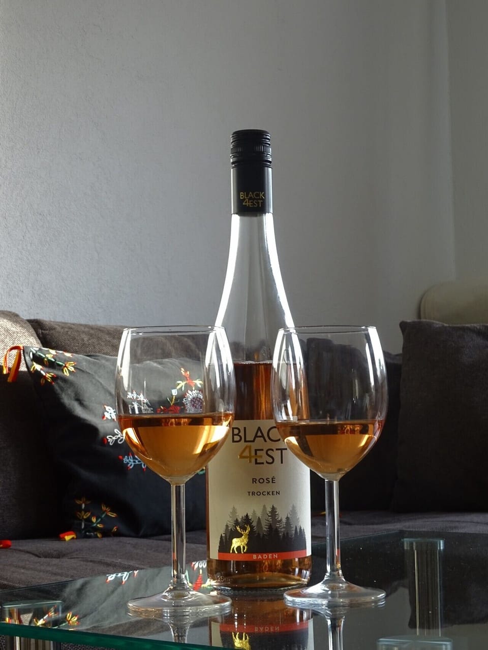 Ein Glas Wein zum Feierabend — Gläser sind da.