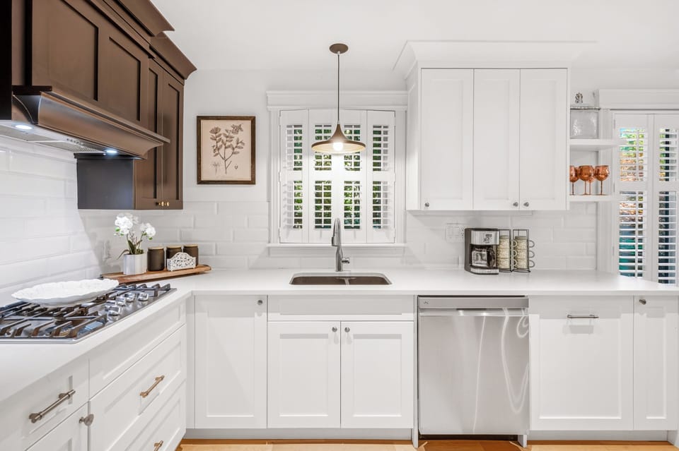 Full kitchen w/ eat at island, gas stove, drip coffee maker, dishwasher & more