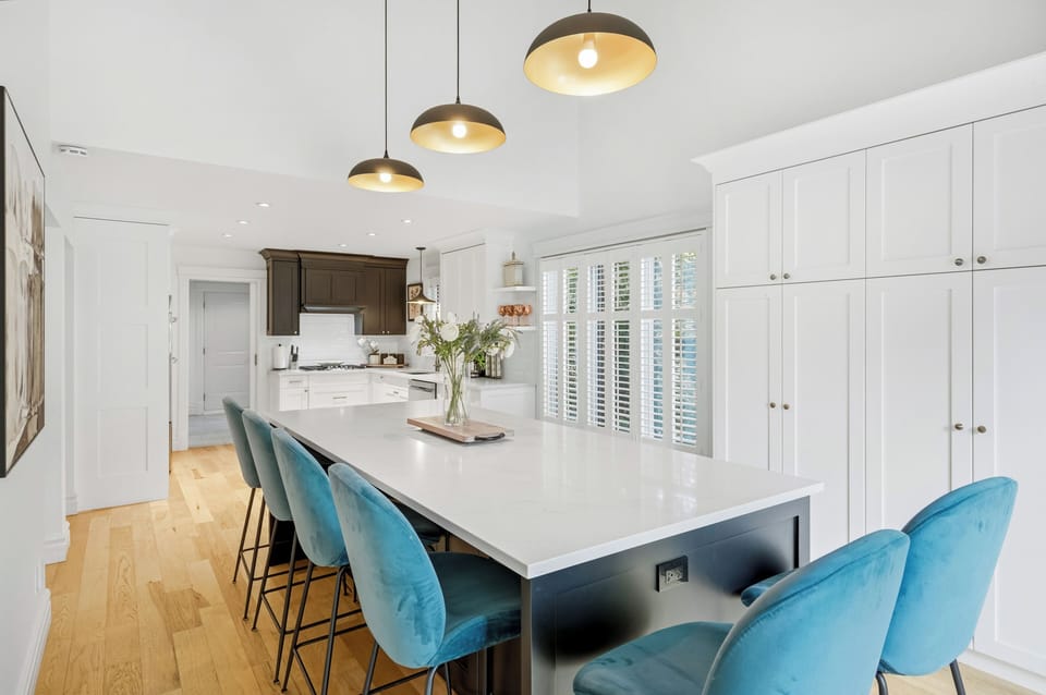 Full kitchen w/ eat at island, gas stove, drip coffee maker, dishwasher & more