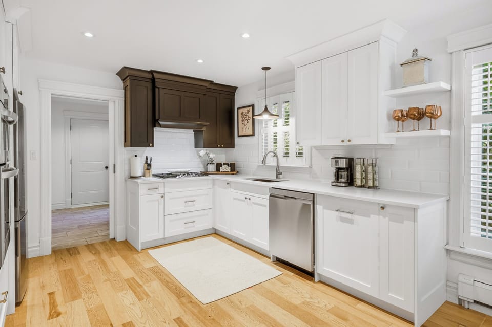 Full kitchen w/ eat at island, gas stove, drip coffee maker, dishwasher & more