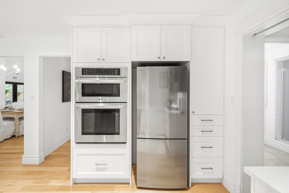 Full kitchen w/ eat at island, gas stove, drip coffee maker, dishwasher & more