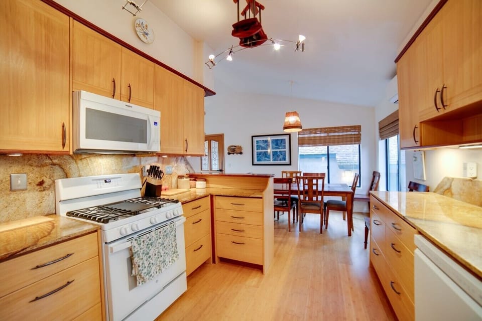 Kitchen | Gas Stove | Dining Area Access