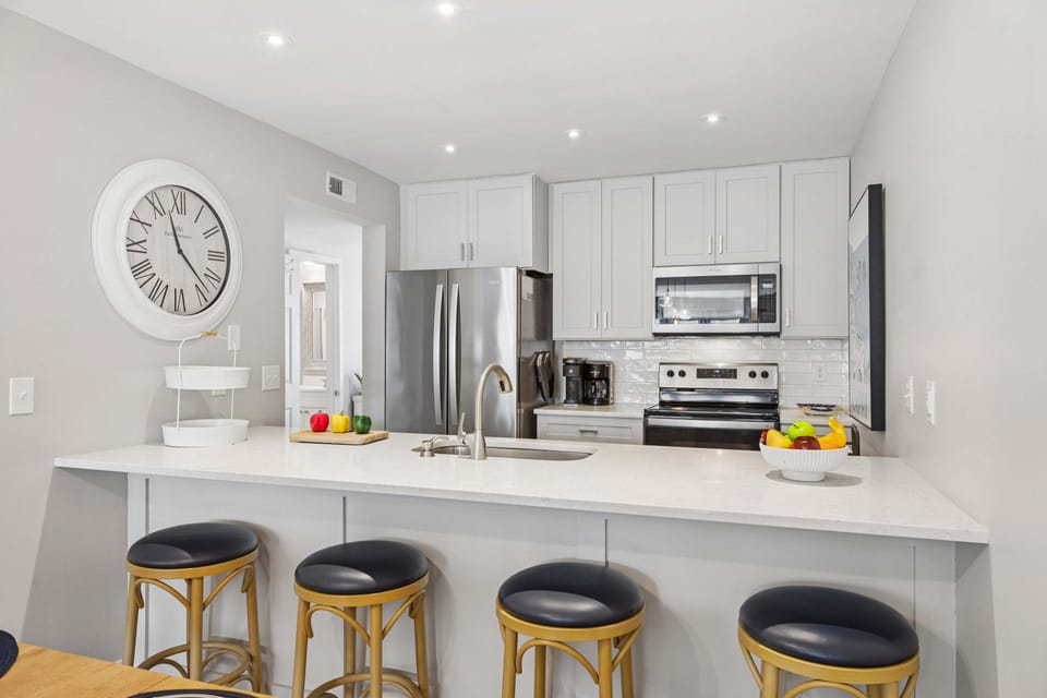 Morning coffee, quick snacks, or a full dinner, this kitchen makes it easy.