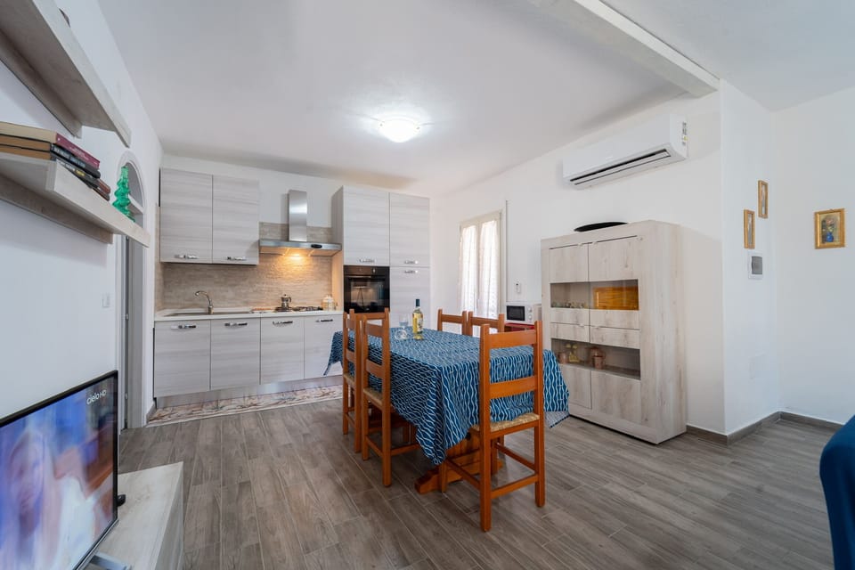 Bright open-plan kitchen and dining area with A/C and seating for 4