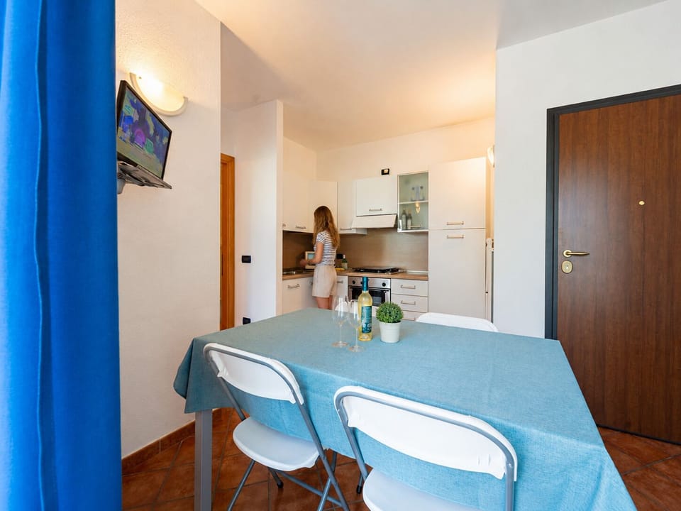 Bright studio with kitchenette and cozy dining area