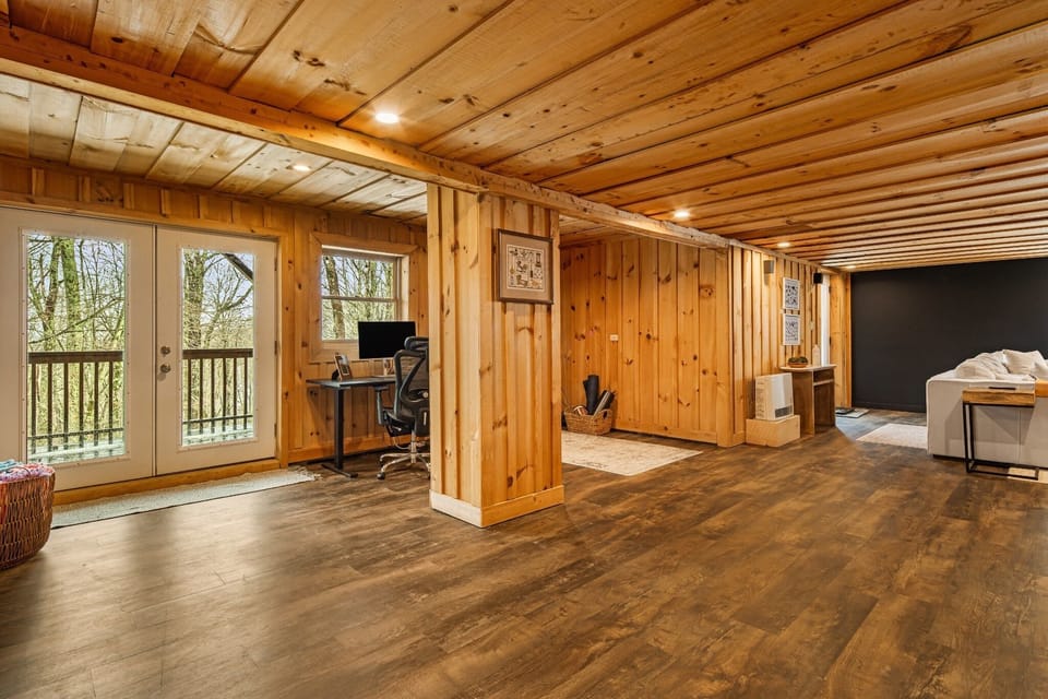 Perfect for work or play, the spacious lower level includes a dedicated desk, a library of books, and games for all to enjoy. 